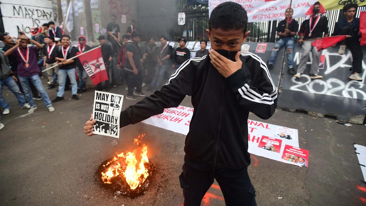 FOTO: Buruh  dan Mahasiswa Gelar Aksi May Day di Depan DPR