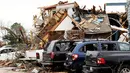 Sejumlah kendaraan rusak dan sebagian bangunan hancur di sebuah lapangan parkir apartemen di Texas, Amerika Serikat, (28/12). Sedikitnya 11 orang tewas di daerah Dallas akibat tornado ini. (REUTERS/Todd Yates)