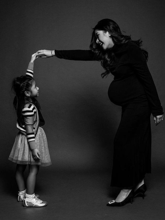 6 Potret Elegan Maternity Shoot Aliya Rajasa Bareng Keluarga, Siap Sambut Anak Keempat