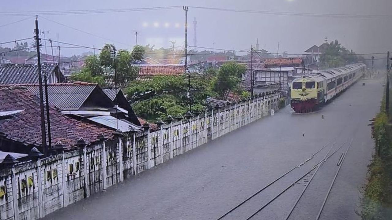 Imbas Banjir Pantura, PT KAI Alihkan 145 Penumpang KA Ciremai ke KA Harina