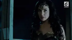 Sosok Gal Gadot tak hanya memukau di depan layar, namun di kehidupan aslinya ia juga pantas disebut wonder woman sejati. Apa saja faktanya.