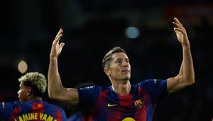 Ekspresi Robert Lewandowski usai menjebol gawang Real Sociedad, Minggu (28/9/2025) (AP Photo/Joan Monfort)