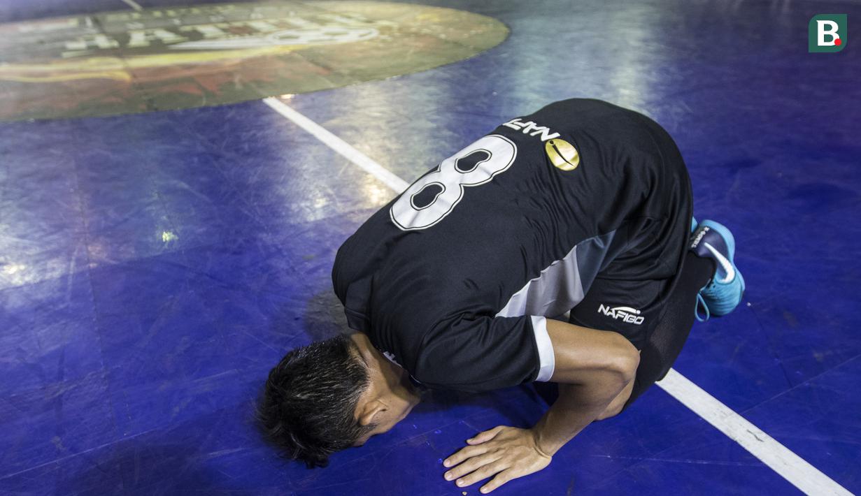 Pemain Kerambah FC sujud syukur usai mengalahkan Al-Falah pada laga Grand Final Futsal Battle di Mall Taman Anggrek, Jakarta, Minggu (14/10). Kerambah FC juara melalui adu penalti. (Bola.com/Vitalis Yogi Trisna)