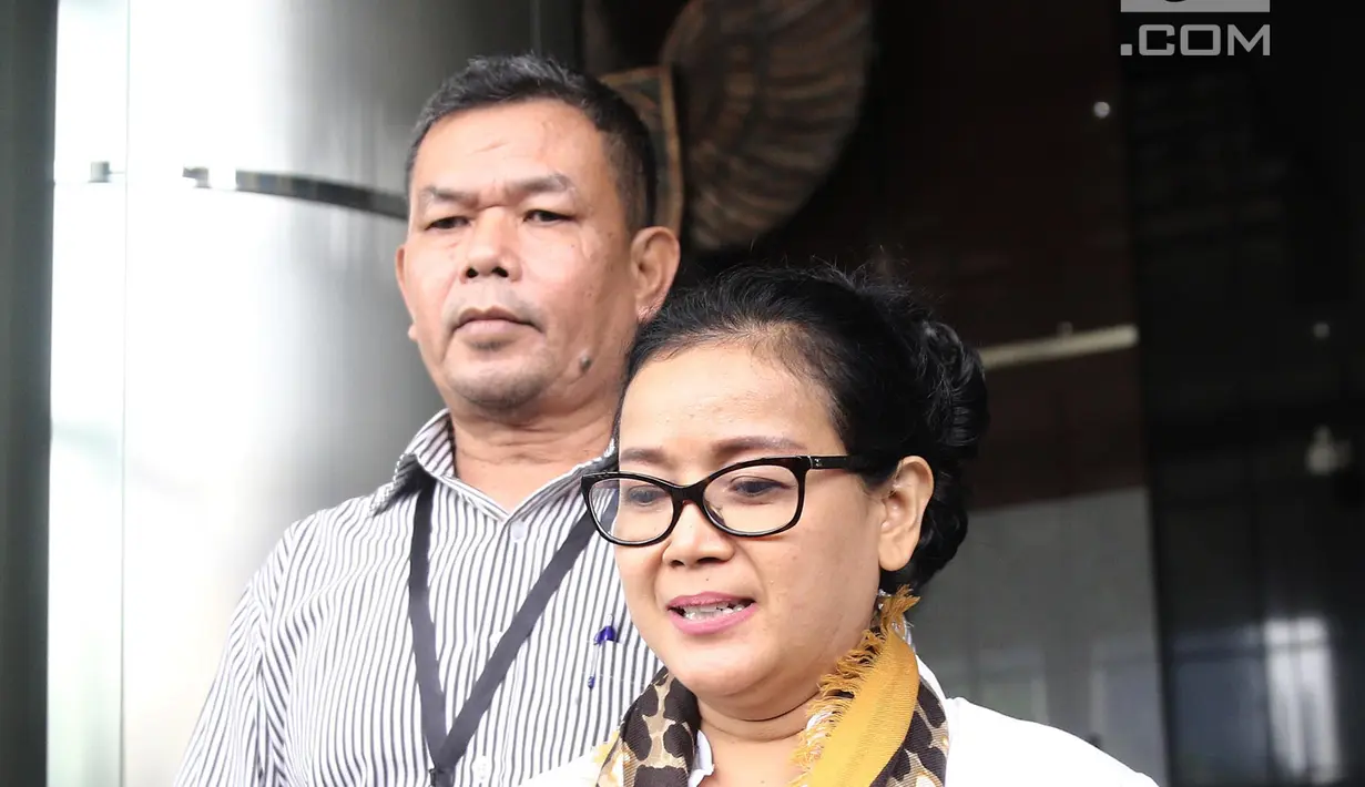 Terpidana Miryam S Haryani usai menjalani pemeriksaan di gedung KPK, Jakarta, Selasa (5/6). Miryam S Haryani diperiksa sebagai saksi untuk tersangka Irvanto Hendra Pambudi dan Made Oka Masagung terkait kasus E-KTP.  (Liputan6.com/Herman Zakharia)