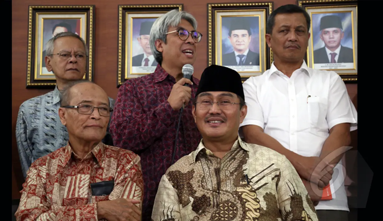 Salah satu anggota Tim Sembilan, Imam Prasodjo (batik ungu) menjelaskan kepada wartawan tentang  rekomendasi yang mereka sampaikan kepada Presiden Joko Widodo terkait kisruh KPK vs Polri, Jakarta, Rabu (28/1/2015). (Liputan6.com/Faizal Fanani)