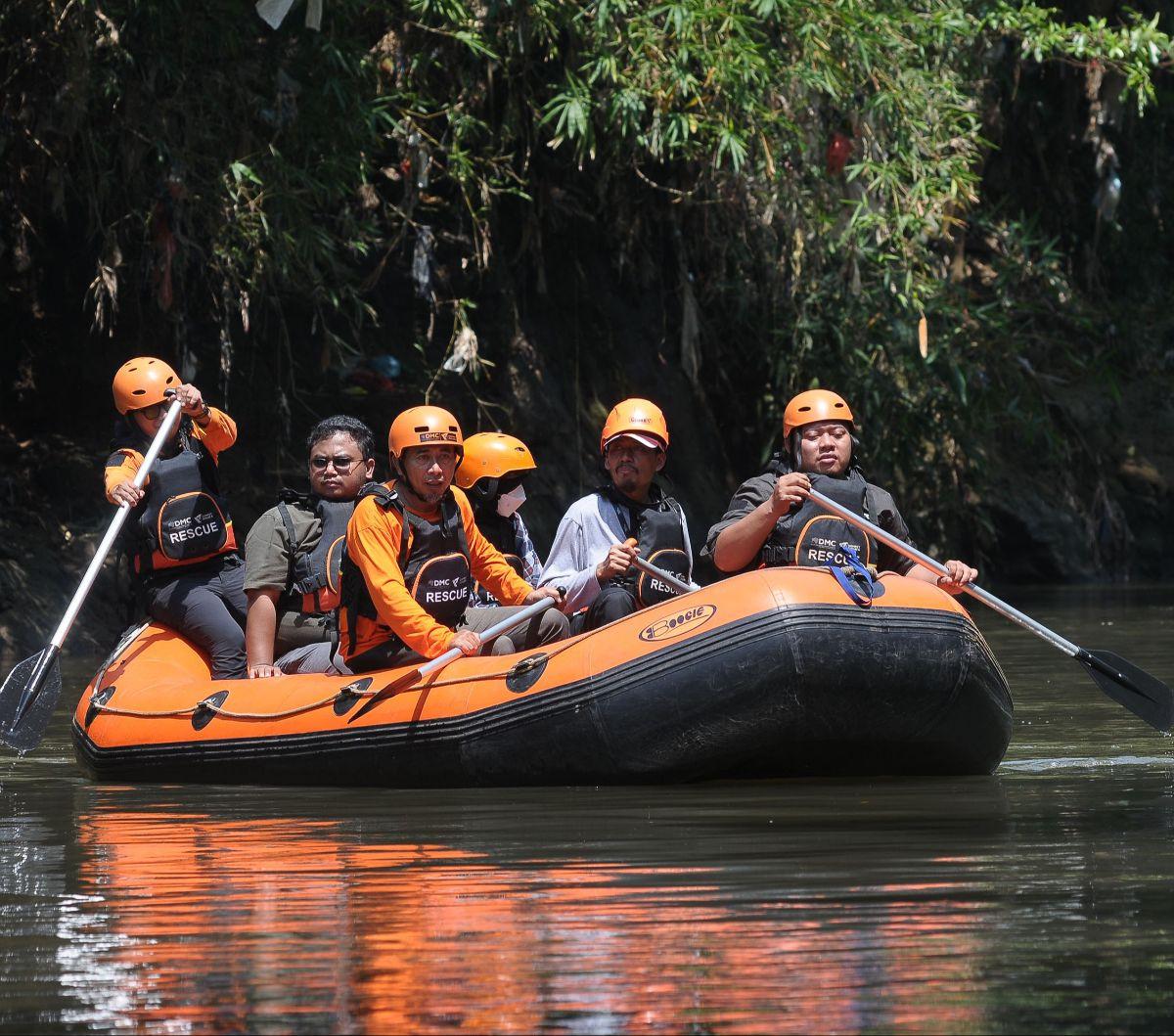 Dompet Dhuafa bersama jurnalis melakukan aksi susur Sungai Ciliwung mulai dari Jembatan TB Simatupang hingga ke Padepokan Kali Ciliwung, Jakarta, Sabtu (16/12/2023). Kegiatan ini dilakukan sebagai&nbsp;kesiapan mitigasi bencana urban city, gempa, banjir, 