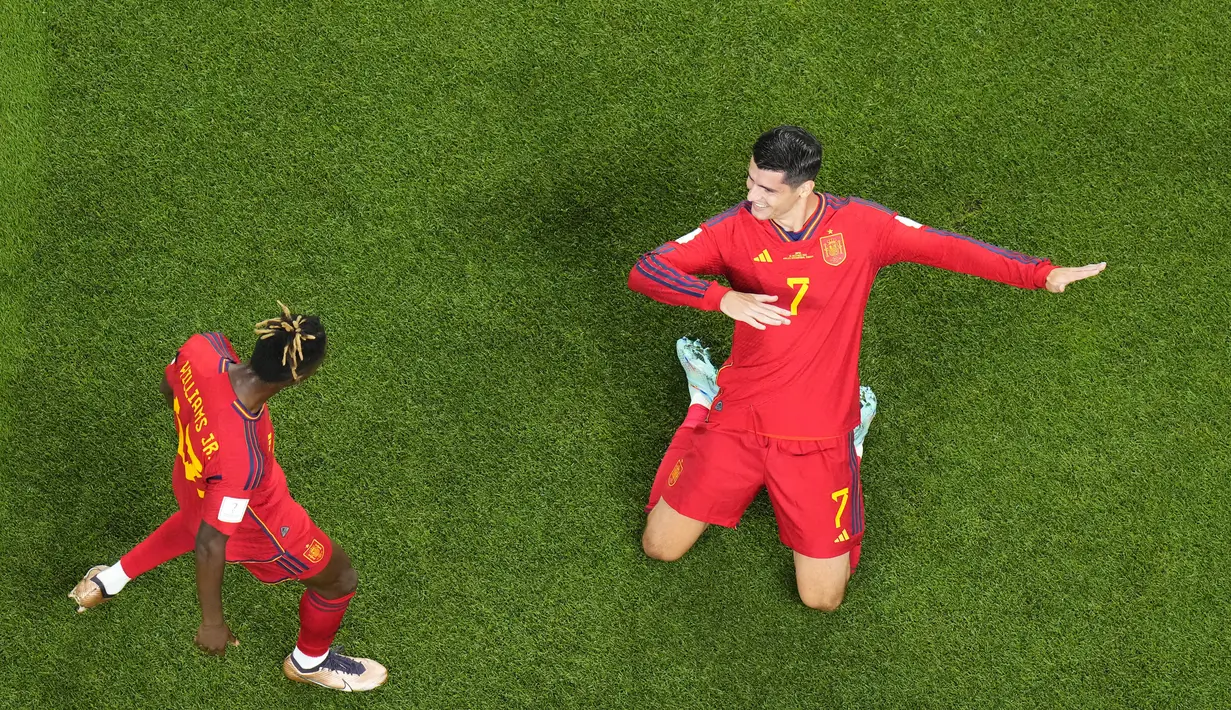 Penyerang Spanyol, Alvaro Morata (kanan) merayakan dengan Nico Williamssetelah mencetak gol pembuka ke gawang Jepang selama pertandingan grup E Piala Dunia 2022 di Stadion Internasional Khalifa di Doha, Qatar, Jumat, 2 Desember 2022. Jepang menang atas Spanyol dengan skor 2-1. (AP Photo/ Petr David Josek)