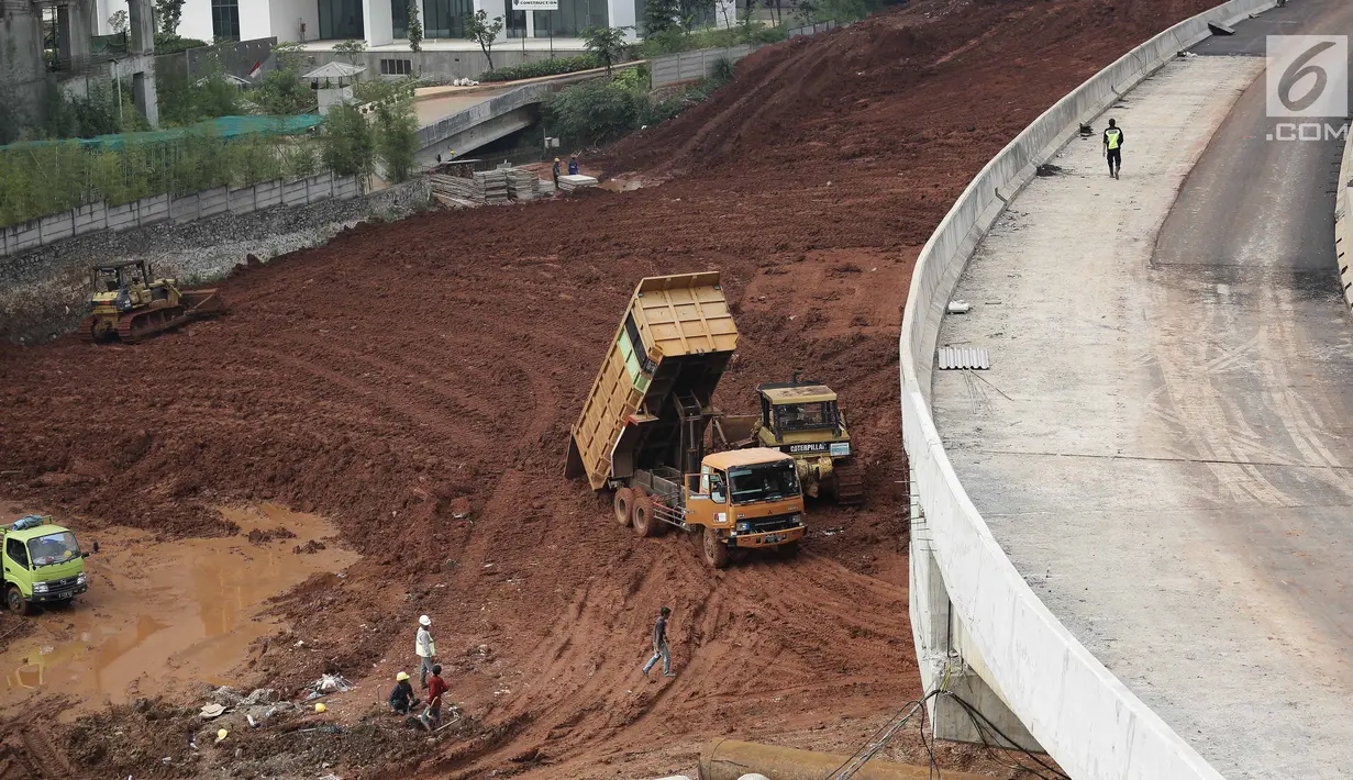 Suasana pembangunan proyek Tol Depok - Antasari (Desari) di kawasan Cilandak, Jakarta, Kamis (19/4). Tol Desari terdiri dari Seksi I menghubungkan Antasari-Brigif, Seksi 2 Brigif-Sawangan, dan Seksi 3 Sawangan-Bojonggede. (Liputan6.com/Faizal Fanani)