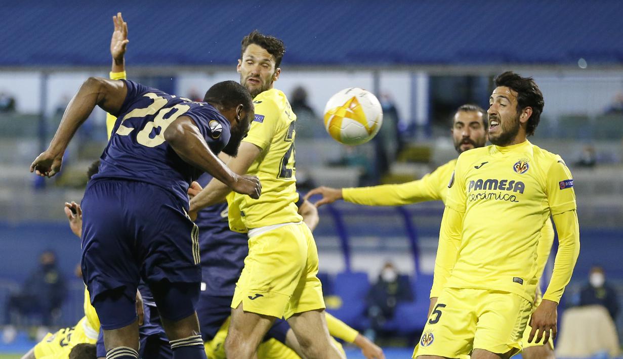 Bek Dinamo Zagreb, Kevin Theophile-Catherine melepaskan sundulan ke gawang Villarreal dalam laga leg pertama perempatfinal Liga Europa 2020/2021 di Maksimir Stadium, Zagreb, Kamis (8/4/2021). Dinamo Zagreb kalah 0-1 dari Villarreal. (AP/Darko Bandic)
