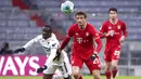 Penyerang Bayern Munchen, Thomas Mueller, berebut bola dengan pemain Hoffenheim, Diadie Samassekou, pada laga Bundesliga di Stadion Allianz Arena, Sabtu (30/1/2021). Bayern Munchen menang dengan skor 4-1. (Sven Hoppe/dpa via AP)