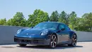 Porsche 911 Carrera 4S: Nama 911 sudah menjadi legenda di industri otomotif dunia. Sejak 1960an, 911 selalu memberikan impresi yang baik bagi kalangan pecinta mobil. Ciri khas mesin 6-silinder boxer, atap melandai, serta lampu depan bulat seakan memberikan identitas dan karakter yang kuat pada mobil ini. 911 Carrera 4S mendapatkan tenaga 450 PS dari mesin berkapasitas 3.000cc turbo. (Source: autotrader.ca)