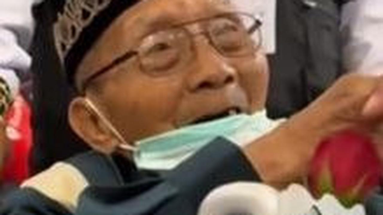 "Sudah sampai Arab merasa senang. Istri sudah meninggal lama. Yang mendaftarkan anak, sesuai keinginan saya," jelas Mbah Hardjo.<br>