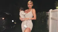 Kylie Jenner harus meninggalkan pesta Natal lebih awal karena Stormi. (Instagram/kyliejenner)