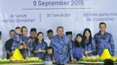 Presiden ke-6 SBY bersama keluarga foto bersama usai potong tumpeng pada malam kontemplasi di Puri Cikeas Bogor, Senin (9/9/2019). Malam kontemplasi bertepatan dengan HUT ke-18 Partai Demokrat, hari lahir SBY, dan 100 hari meninggalnya Any Yudhoyono. (Liputan6.com/Faizal Fanani)