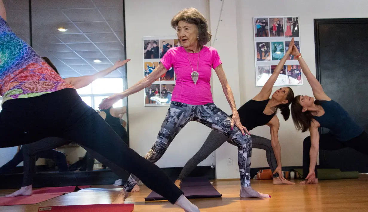 Instruktur yoga Tao Porchon-Lynch saat memberi pelatihan di Hartsdale, New York, AS, (16/1). Porchon-Lynch yang kini menginjak usia 98 tahun telah ditetapkan sebagai instruktur yoga tertua di dunia. (AFP Photo/Don Emmert) 
