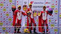 Trio pembalap AHRT di podium AP250 ajang ARRC Sepang 2023 hari Sabtu (13/05/2023). (Dokumentasi AHM)