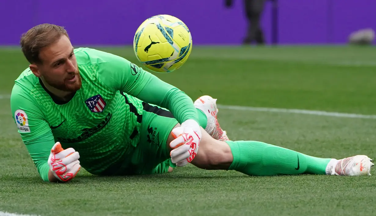 Posisi kiper atau penjaga gawang menjadi amat penting dalam sebah tim. Tidak heran jika klub harus merogoh kocek dalam-dalam untuk mendapatkannya. Namun nyatanya 5 Kiper tangguh berikut justru didapatkan dengan harga yang murah. Siapa saja? (Foto: AFP/Cesar Manso)