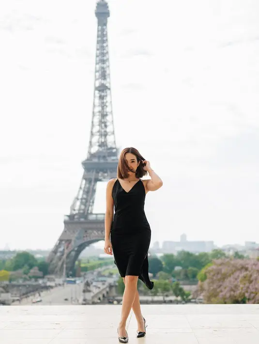 Penampilannya kala itu lantas bikin salfok netizen. Apalagi wanita 32 tahun itu tampak memamerkan body goals. Wajah glowing dan outfit yang ia kenakan membuat Gisel disebut awet muda. (Liputan6.com/IG/@gisel_la)