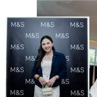 Untuk bawahan, istri Yakup Hasibuan itu memilih rok bersiluet mermaid yang membentuk tubuh. Warna putih dipilih untuk menyelaraskan atasan yang dikenakannya. [@jscmila].