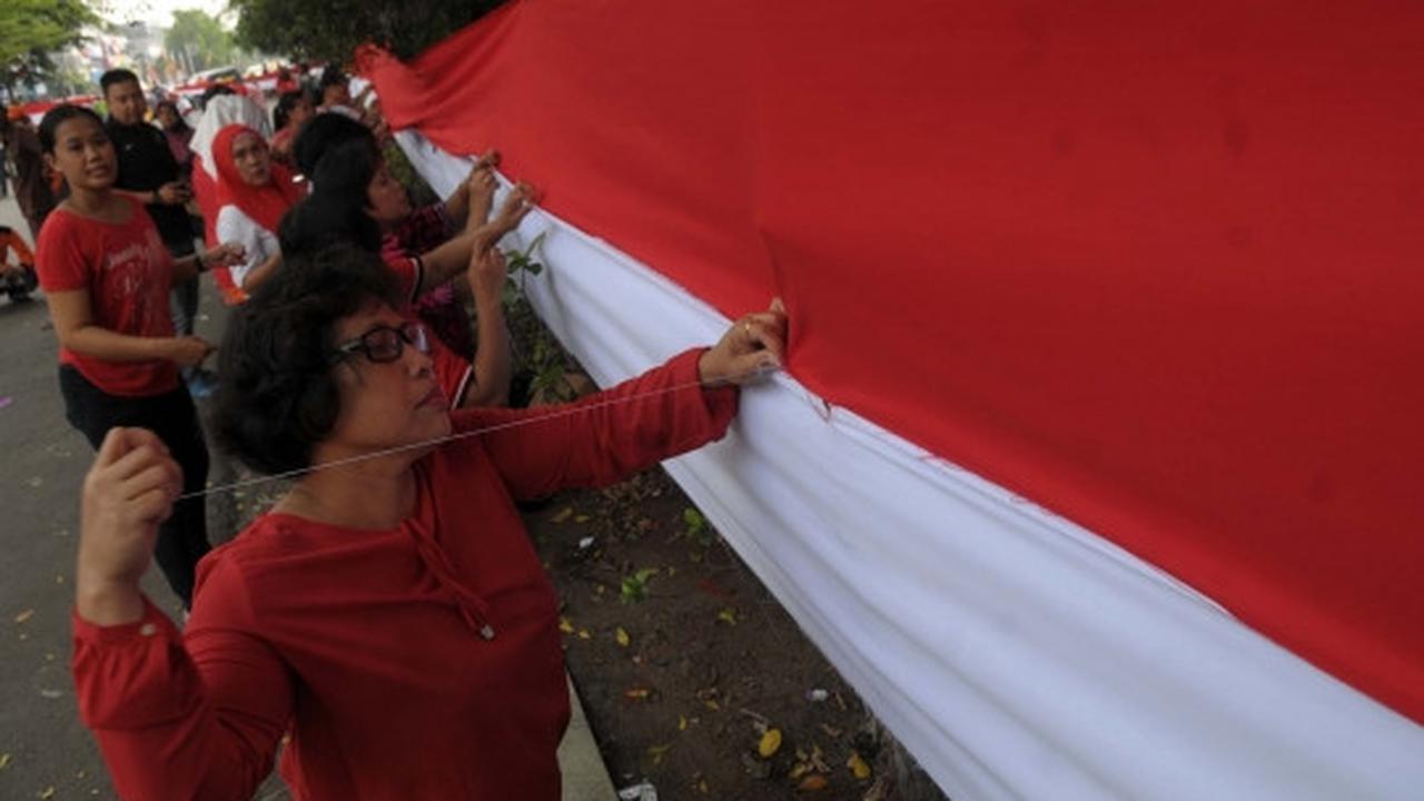 Sambut 17 Agustus, kaum hawa lomba jahit bendera merah putih raksasa