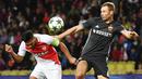 Radamel Falcao (kiri) berebut bola dengan pemain belakang CSKA Moscow, Aleksei Berezutski pada laga grup E Liga Champions di Louis II Stadium, Monaco (2/11/2016). Monaco menang 3-0. (AFP/Anna-Chritine Poujoulat)