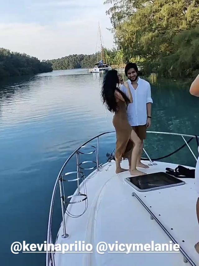 Momen Liburan Kevin Aprilio di Kepulauan Seribu, Tampil Macho dengan Brewok. (Sumber: Instagram/kevinaprilio)