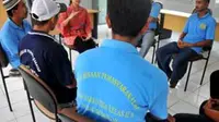 Sejumlah narapidana mengikuti terapi penyembuhan narkoba di Lapas Narkotika Nusakambangan, Cilacap, Jateng. (Antara)