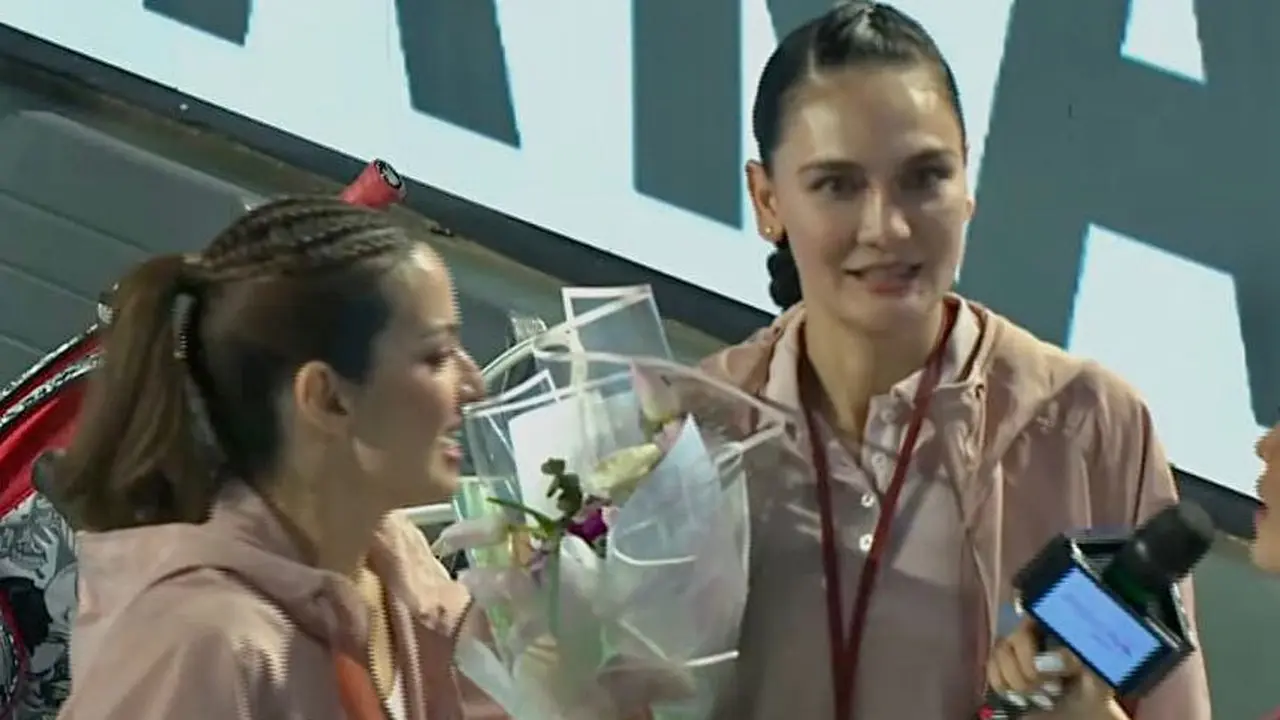 Maxime Bouttier berikan buket bunga ke Luna Maya