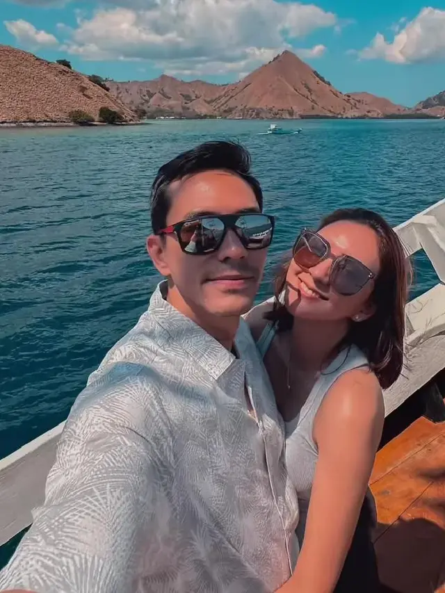 Potret Darius menggendong Donna saat berlibur ke Labuan Bajo (Sumber: Instagram/@darius_sinathrya)