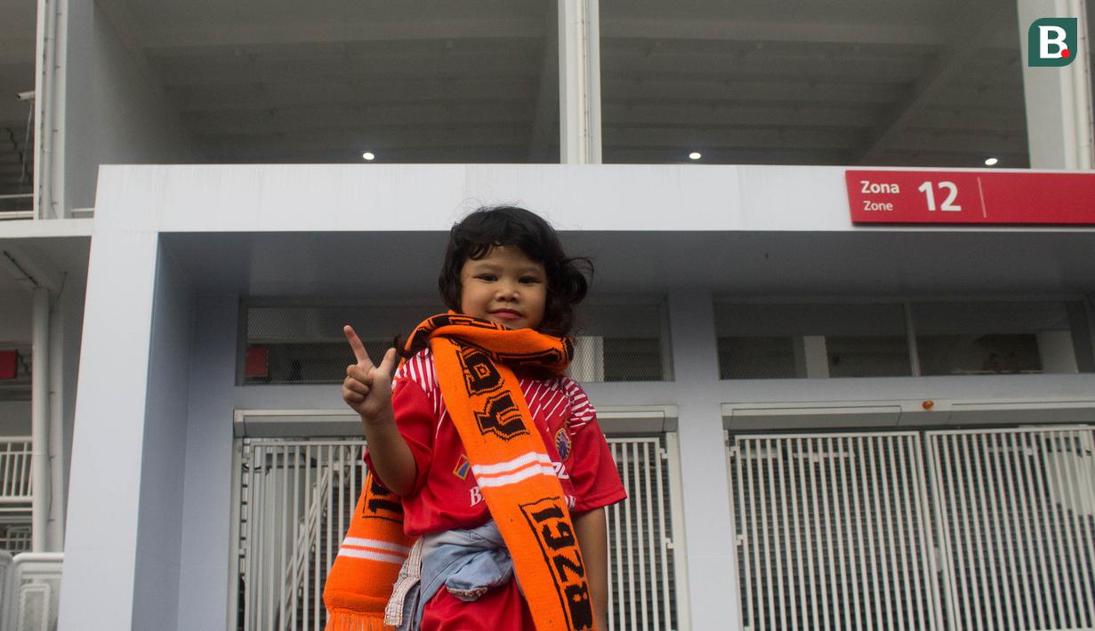 Seorang The Jakmania Cilik berpose sebelum menyaksikan laga Persija Jakarta melawan Tampines Rovers pada laga AFC Cup di SUGBK, Jakarta, Rabu (28/2/2018). Persija menang 4-1 atas Tampines Rovers. (Bola.com/Asprilla Dwi Adha)