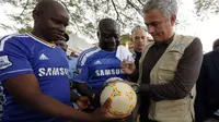Jose Mourinho di sebuah acara dengan WFP (. REUTERS/Thierry Gouegnon)