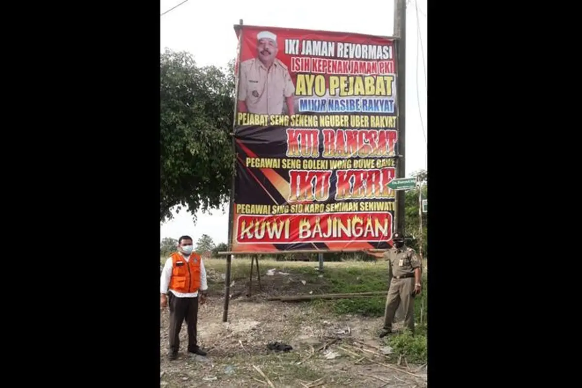 Baliho berisi cacian dan makian kepada pemerintah dipasang Kades Jenar, Samto, pada Rabu (14/7/2021). Baliho itu dibongkar Tim Satgas Penanggulangan Covid-19 Kecamatan Jenar, Sragen, hari itu juga. (Solopos.com/Istimewa/Kardiyono)