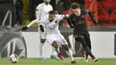 Pemain Ostersund, Saman Ghoddos (kiri) berusaha menahan laju pemain Arsenal, Mesut Özil pada babak 32 besar Liga Europa di Jamtkraft Arena, Ostersund, Swedia (15/2/2018). Arsenal menang 3-0. (Robert Henriksson/TT News Agency via AP)