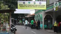 Spanduk pemberlakuan mikro lockdown terlihat di Jalan As-Syafiiyah, Cipayung, Jakarta Timur, Jumat (21/5/2021). Kawasan tersebut memberlakukan mikro lockdown serta tes usap PCR secara massal. (Liputan6.com/Herman Zakharia)
