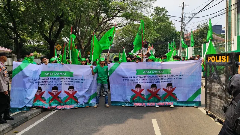 Sejumlah massa aksi yang menamakan diri Gerakan Penyelamat Partai (GPP) PPP Kabupaten Buru, menyuarakan aspirasinya dengan menjalankan aksi di depan Kantor DPP PPP di Jalan Diponegoro, Menteng, Jakarta Pusat, Senin (5/7/2024) (Istimewa)