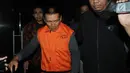 Bendahara Umum KONI, Jhonny E. Awuy menuju mobil tahanan seusai pemeriksaan di gedung KPK, Kamis (20/12). KPK resmi menahan Jhonny E. Awuy setelah terjaring operasi tangkap tangan terkait suap dana hibah dari Kemenpora ke KONI. (Merdeka.com/Dwi Narwoko)