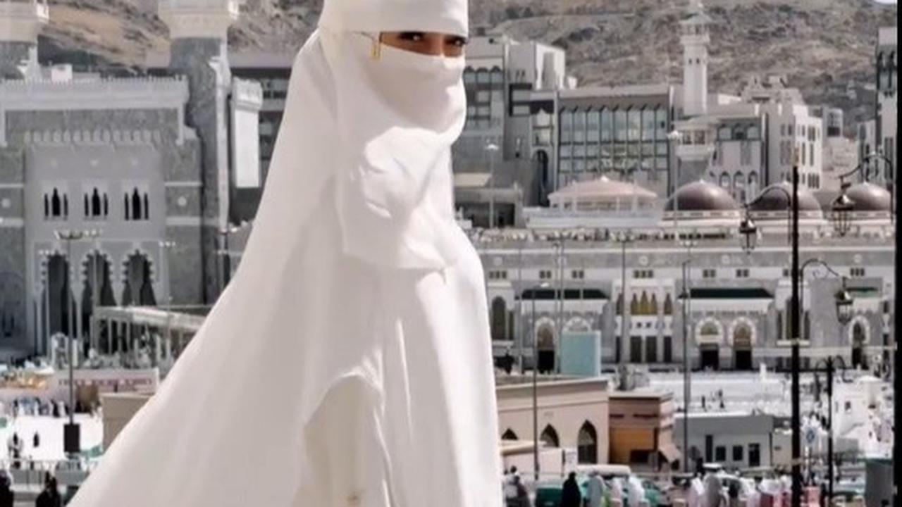 Meski Bercadar, Celine Evangelista Tetap Terlihat Cantik dan Anggun Pakai Gamis Putih saat Jalani Umrah Perdana