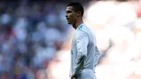 Penyerang Real Madrid Cristiano Ronaldo saat melawan Barcelona dalam pertandingan Liga Spanyol di stadion Santiago Bernabeu di Madrid, Spanyol (23/12). (AP Photo/Francisco Seco)