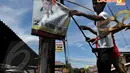 Banner yang memajang foto caleg juga ikut ditertibkan menjelang Pemilu di kawasan Mampang (7/4/2014) (Liputan6.com/Johan Tallo).