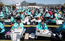 Berkostum Hanbok Peserta Ikuti Lomba Kaligrafi Hangeul