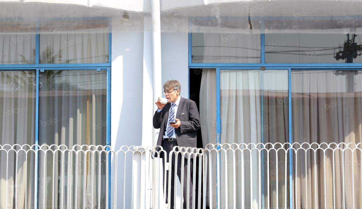 Perwakilan FIFA, Primo Corvaro menikmati kopi usai mengikuti Kongres PSSI di Ancol, Rabu (3/8/2016).  (Bola.com/NIcklas Hanoatubun)