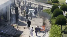 Pendukung mantan Perdana Menteri Pakistan Imran Khan merusak sebuah mobil di dalam kompleks Radio Pakistan saat memprotes penangkapan pemimpin mereka, di Peshawar, Pakistan, Rabu, 10 Mei 2023. (AP Photo/Muhammad Sajjad)