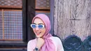 3. Kembali tampil serba pink, kali ini Syahrini memadukan kemeja putih dengan cardigan pink, celana panjang, dan hijab warna senada. (Instagram/princessyahrini).