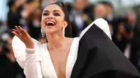 Aktris Bollywood, Deepika Padukone berpose ketika tiba untuk pemutaran film "Rocketman" di karpet merah Festival Film Cannes 2019 di Prancis, Kamis (16/5/2019). Melengkapi tampilan mewahnya, Deepika mengenakan anting-anting, cincin dan gelang berlian dari Lorraine Schwartz. (LOIC VENANCE / AFP)