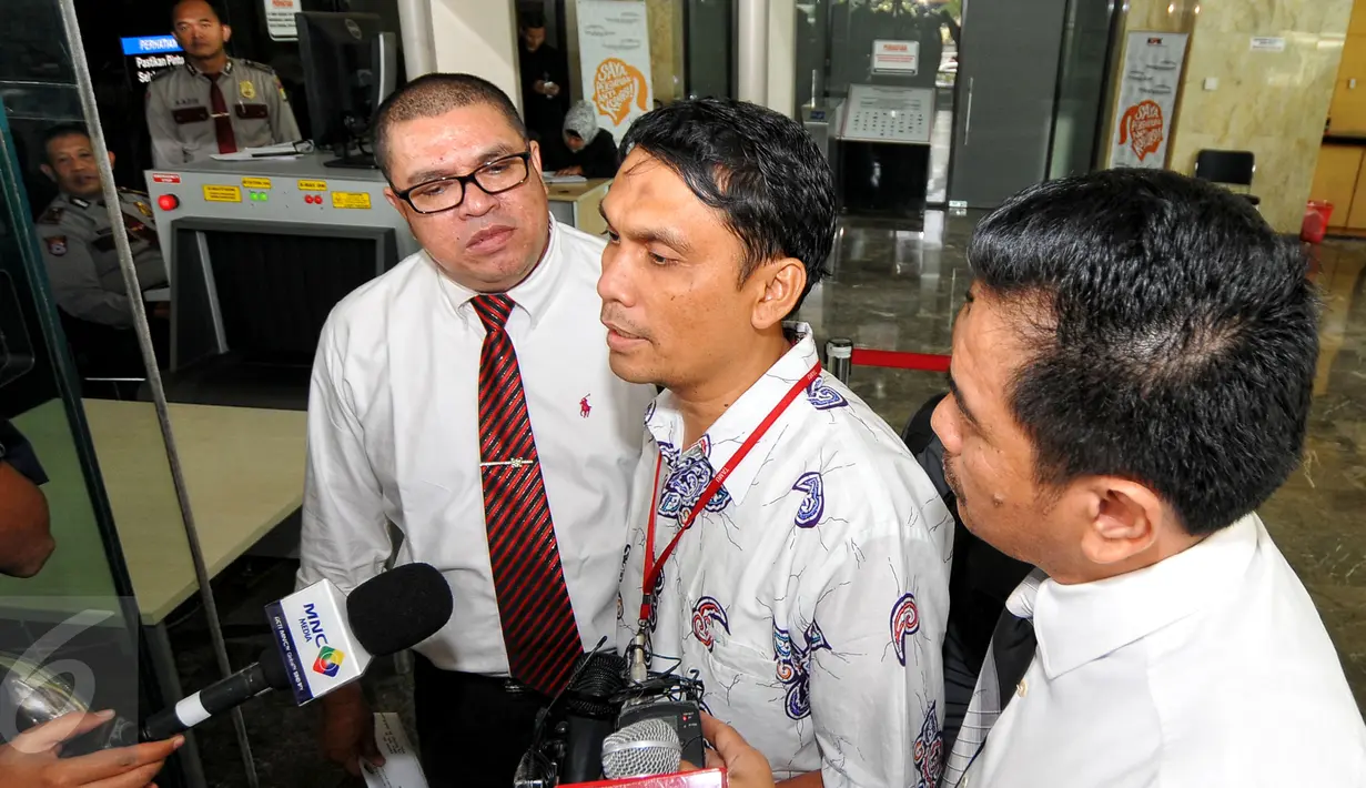 Anak buah Gubernur Sumut Gatot Pujo Nugroho, Mustofa (tengah) menjawab pertanyaan media di depan Gedung KPK, Jakarta, Kamis (23/7/2015). Mustofa diperiksa sebagai saksi untuk M Yagari Bhastara alias Gerry, anak buah OC Kaligis. (Liputan6.com/Yoppy Renato)