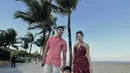 Sedangkan Nikita Willy tampil dengan floral dress dan wedges, Gaya resort yang lebih glam untuk menemaninya di pesisir pantai. [Foto: Instagram/ Nikita Willy]