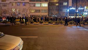 Dalam foto yang diperoleh The Associated Press, warga Iran mengikuti aksi protes anti-pemerintah di Teheran, Iran, Kamis, 8 Januari 2026. (Dok. UGC via AP)