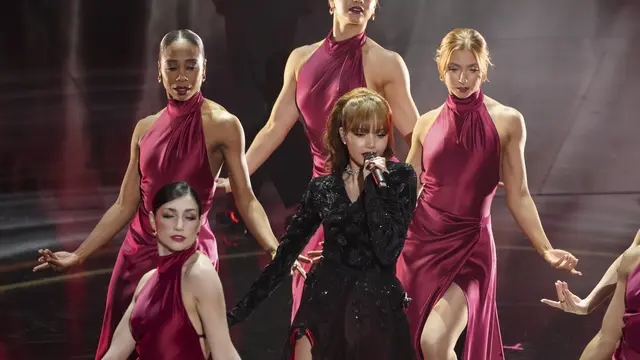 Lisa Blackpink dalam Piala Oscar 2025. ((AP Photo/Chris Pizzello)