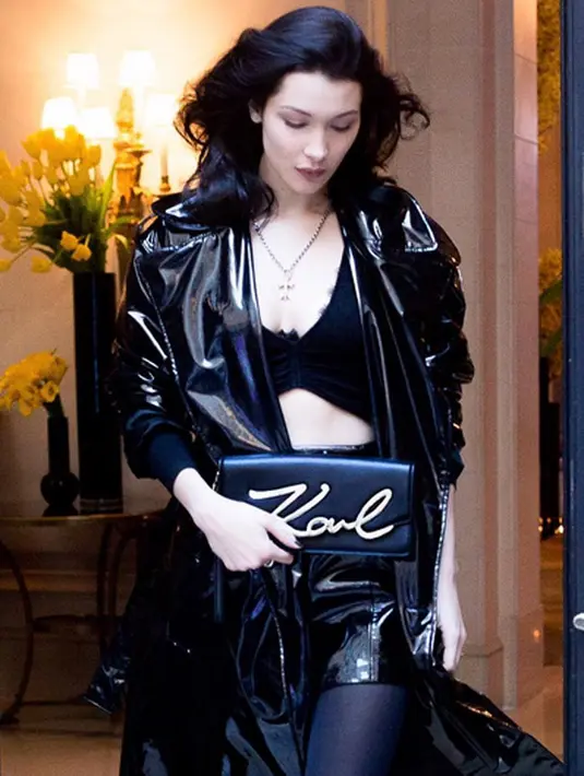 Melansir E!Online, Bella menceritakan perjuangannya untuk kesehatannya itu. Dengan cara berolahraga, Bella pun rela menghabiskan waktu berlama-lama berada di tempat gym. (Instagram/bellahadid)