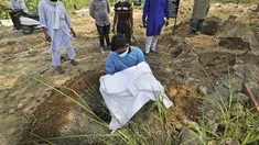 Seorang pria saat memakamkan putranya yang berusia tiga bulan yang meninggal akibat COVID-19 di New Delhi, India, Rabu (16/9/2020).  Total kematian akibat Covid-19 di India sudah mencapai sedikitnya 82 ribu orang. (AP Photo/Manish Swarup)